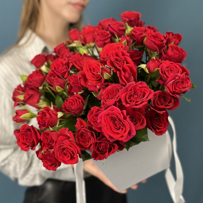 25 красных кустовых роз в коробке